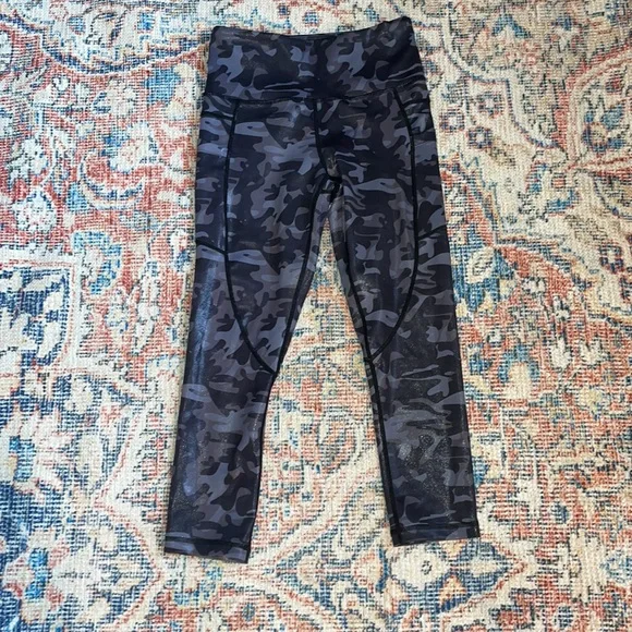 Zyia Black Camo Metallic Pocket Light N Tight High Rise Capri Leggings SZ 2 EUC - Picture 3 of 5